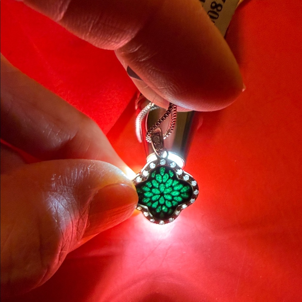 Stunning Clover Jade Pendant Necklace - Picture 3 of 4